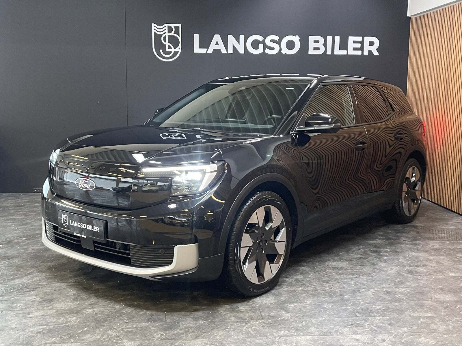 Ford Explorer 77 Premium Extended Range