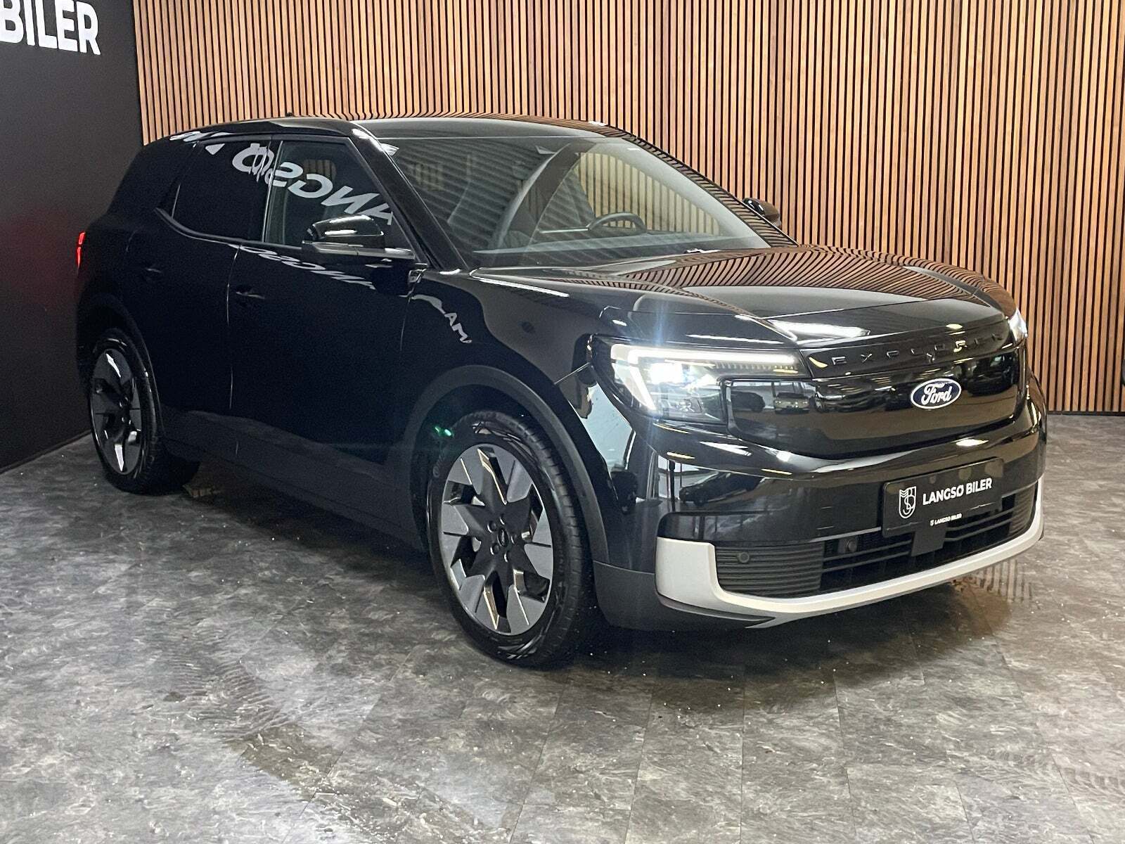 Ford Explorer 77 Premium Extended Range