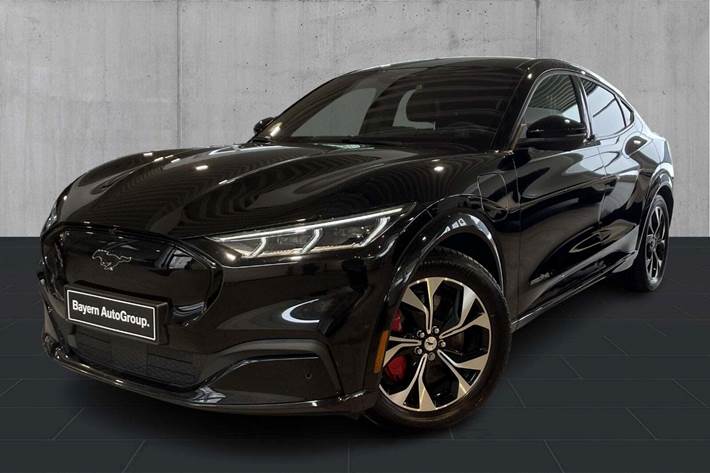 Sort Ford Mustang Mach-E fra 2023 set udefra