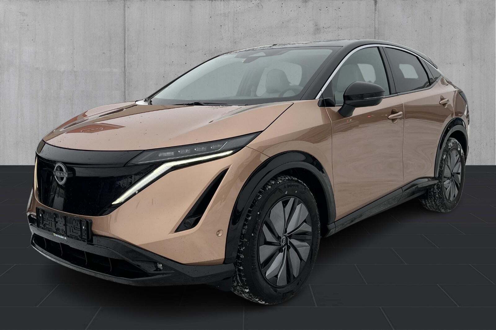 Bronze Nissan Ariya fra 2025 set udefra