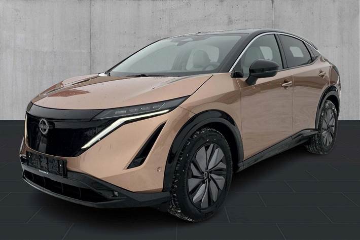 Bronze Nissan Ariya fra 2025 set udefra
