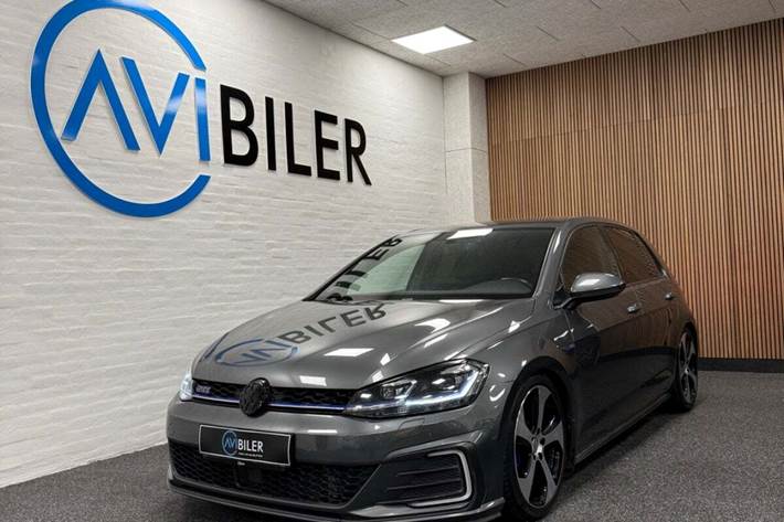 Grå VW Golf VII fra 2019