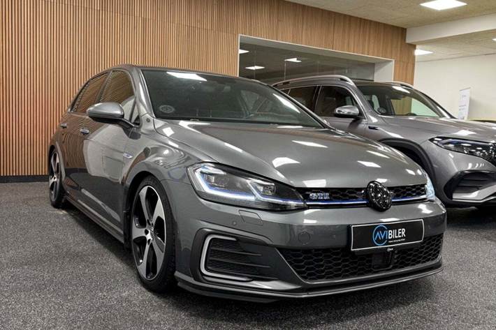 Grå VW Golf VII fra 2019