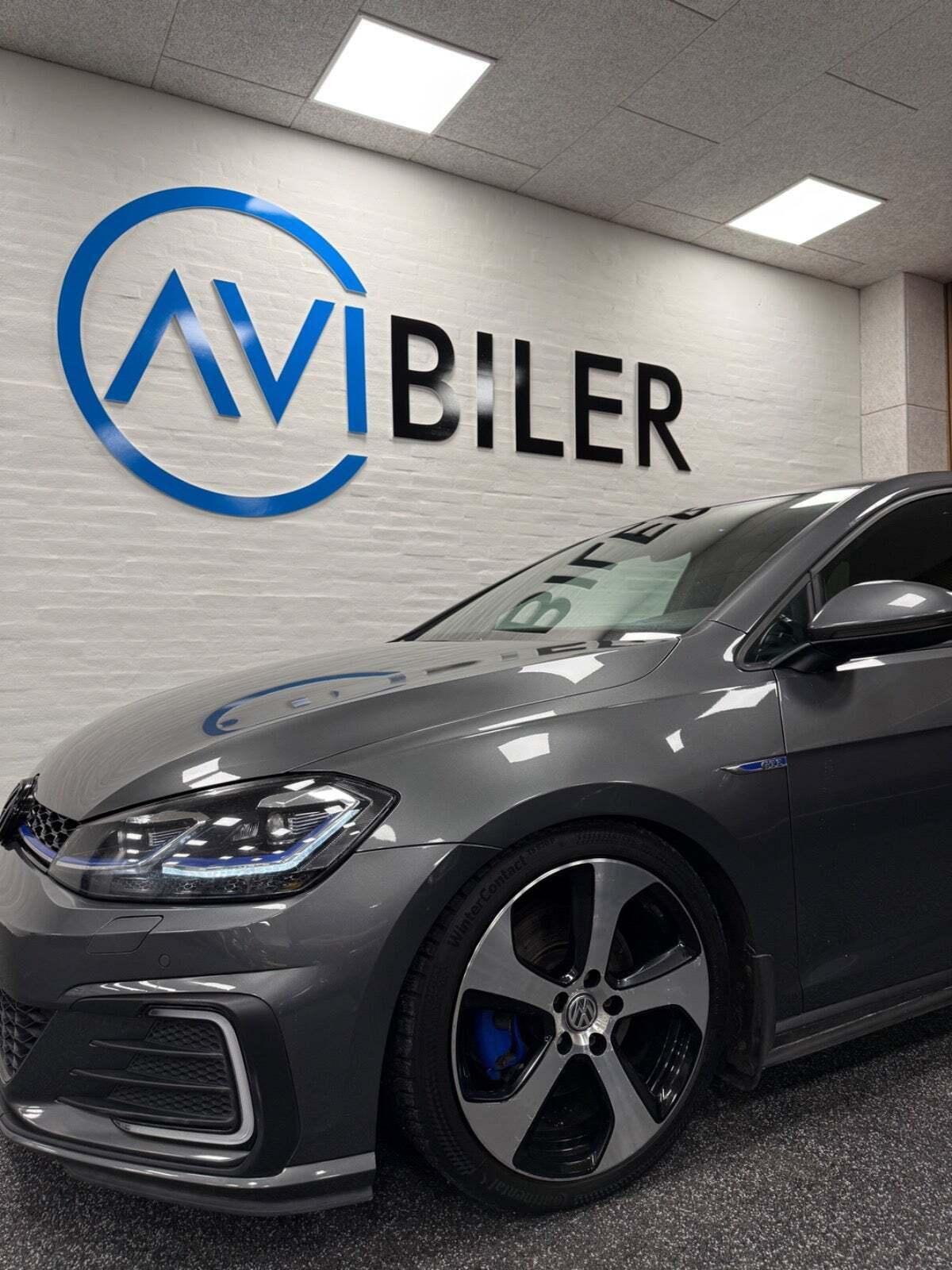 Grå VW Golf VII fra 2019