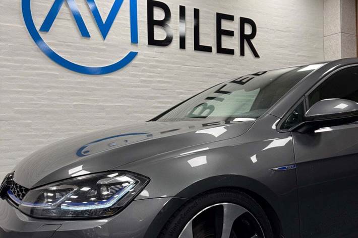 Grå VW Golf VII fra 2019