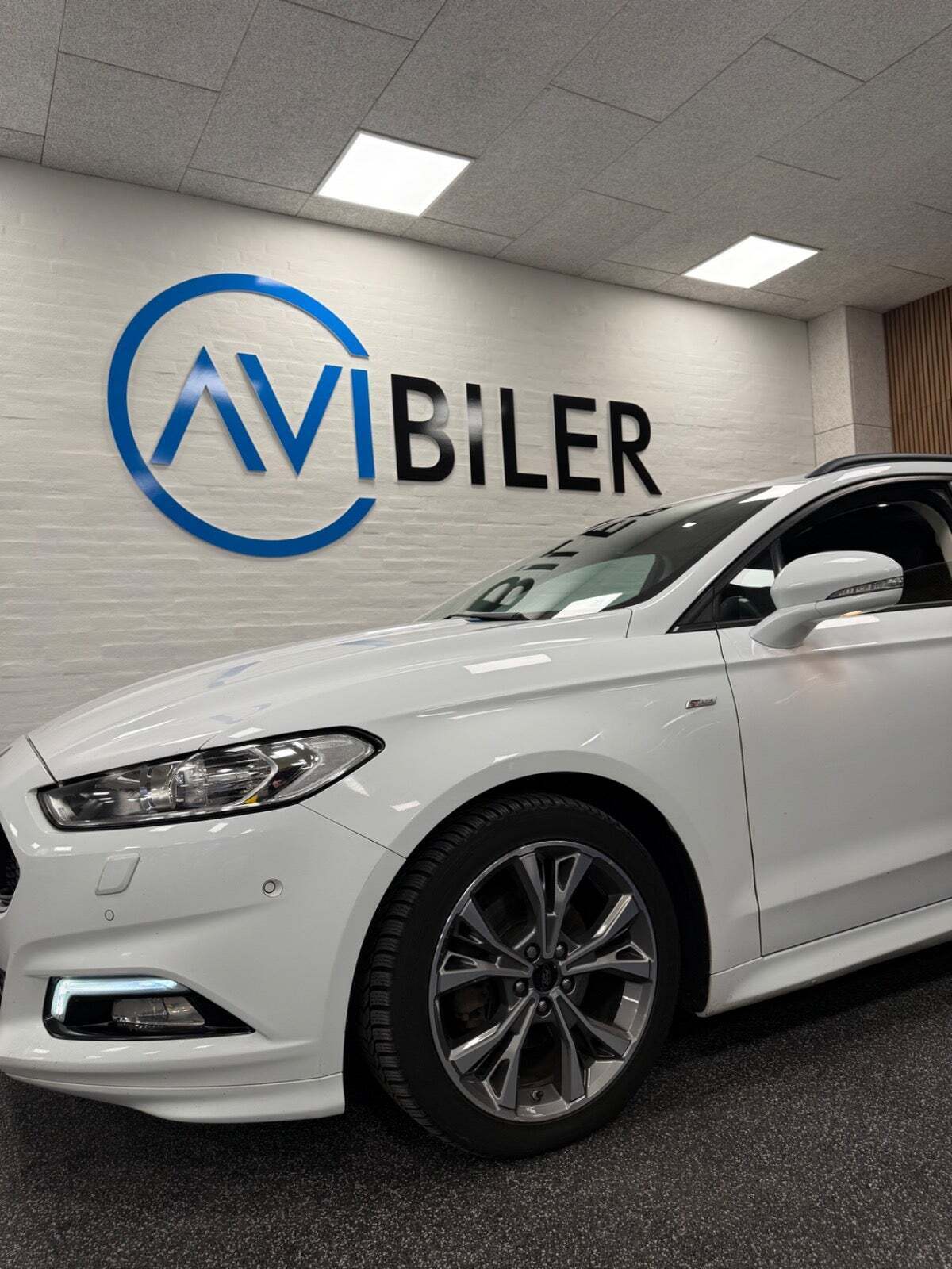 Hvid Ford Mondeo fra 2018