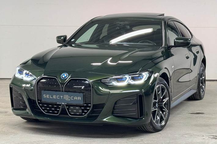 Grøn BMW i4 fra 2023 set udefra