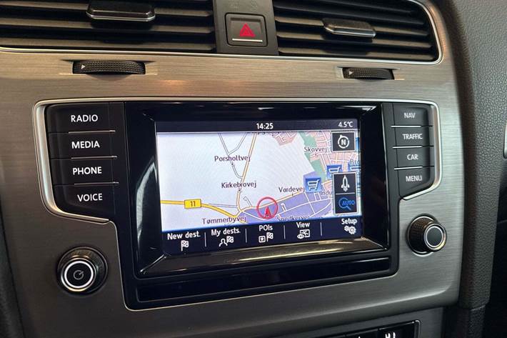 Grå VW Golf VII fra 2014