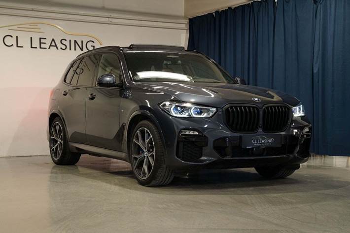 Grå BMW X5 fra 2021 set udefra