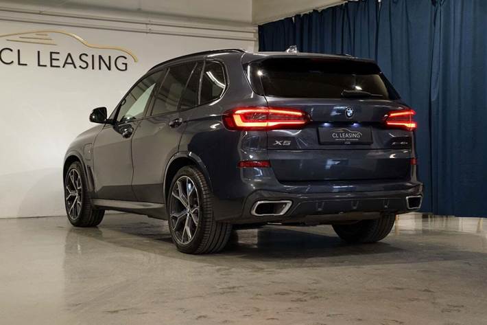 Grå BMW X5 fra 2021