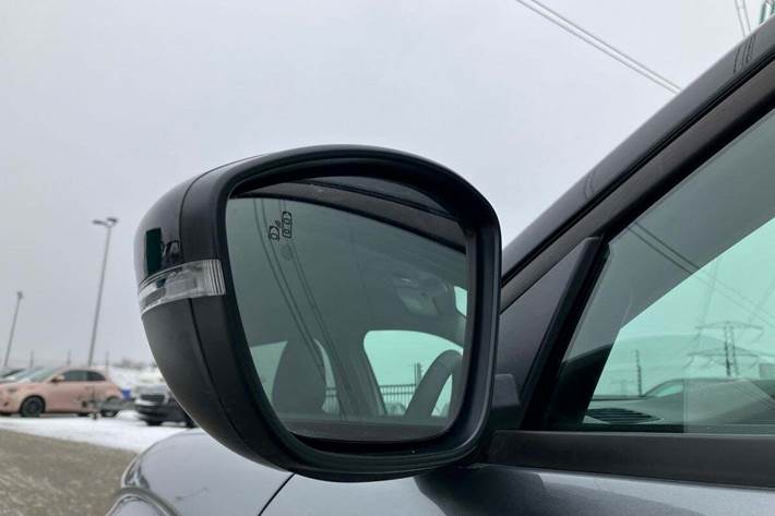 Grå Jeep Avenger fra 2023 set udefra