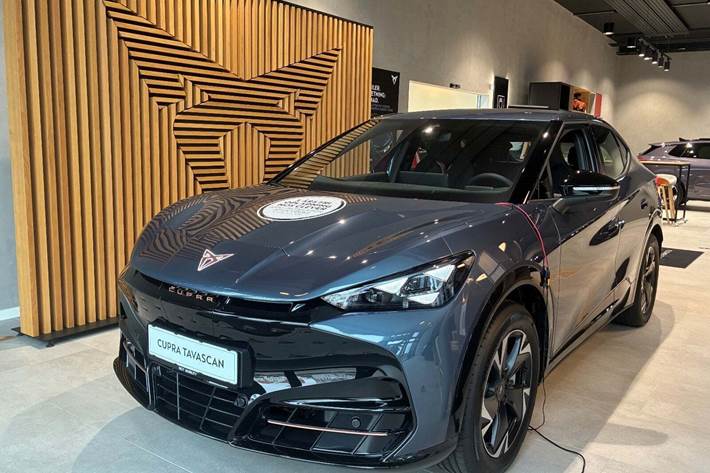 Blå Cupra Tavascan fra 2025 set udefra
