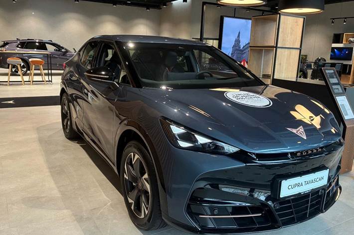 Blå Cupra Tavascan fra 2025