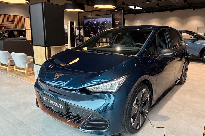 Blå Cupra Born fra 2026