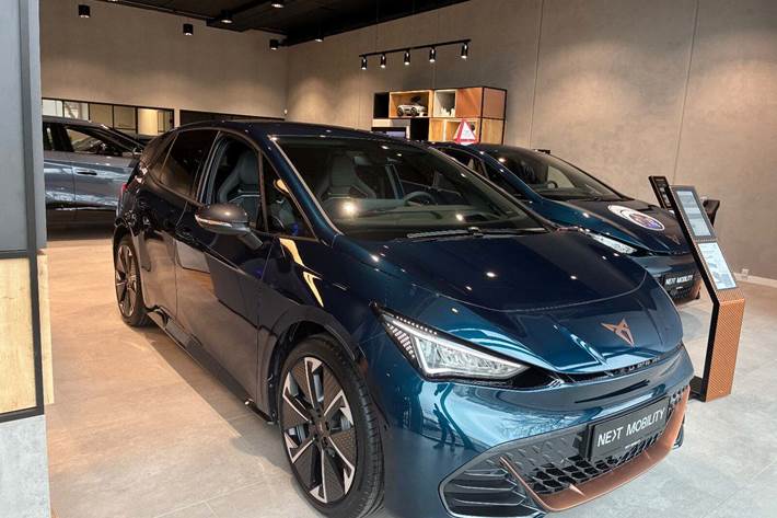 Blå Cupra Born fra 2026