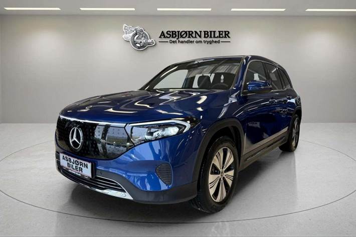 Blå Mercedes EQB250+ fra 2025 set udefra