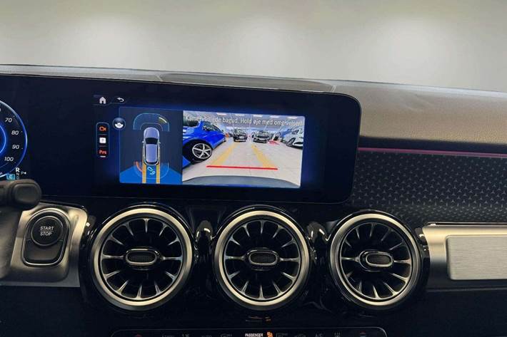 Blå Mercedes EQB250+ fra 2025