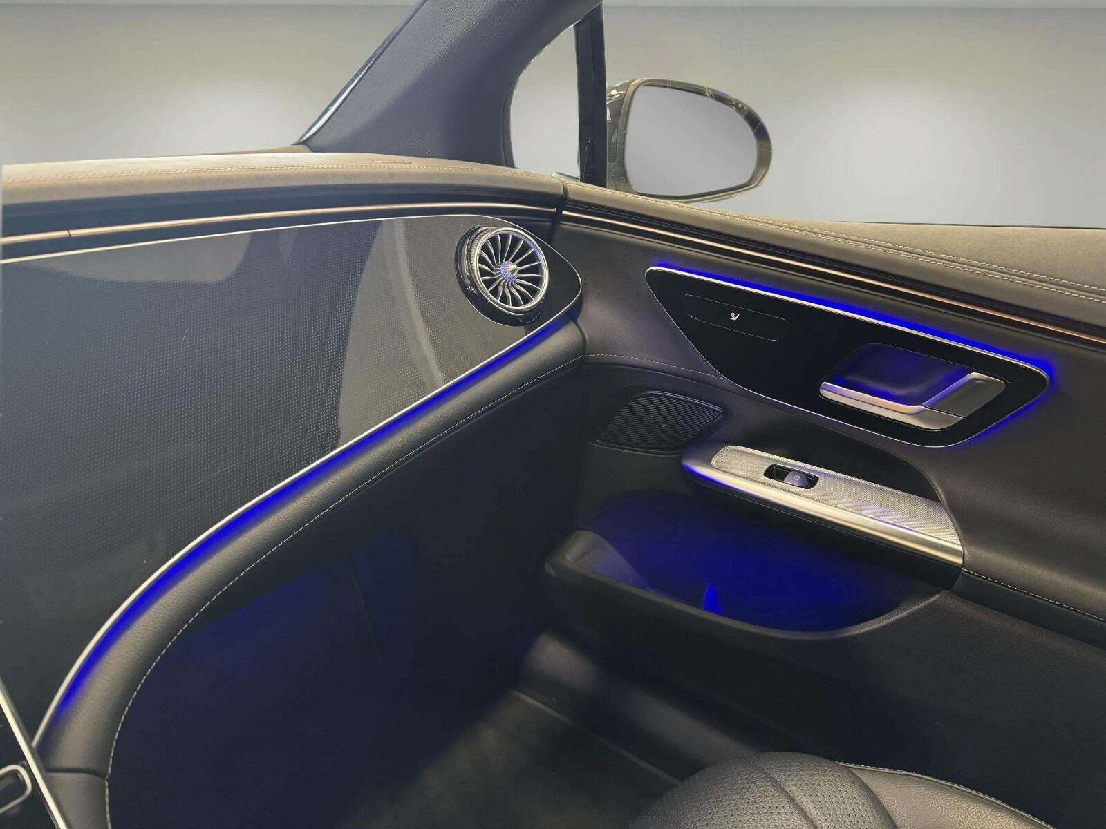 Grå Mercedes EQE300 fra 2023