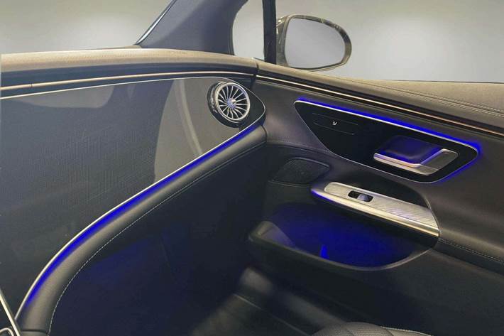 Grå Mercedes EQE300 fra 2023