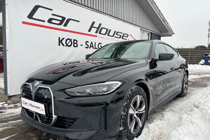 Sort BMW i4 fra 2023 set udefra
