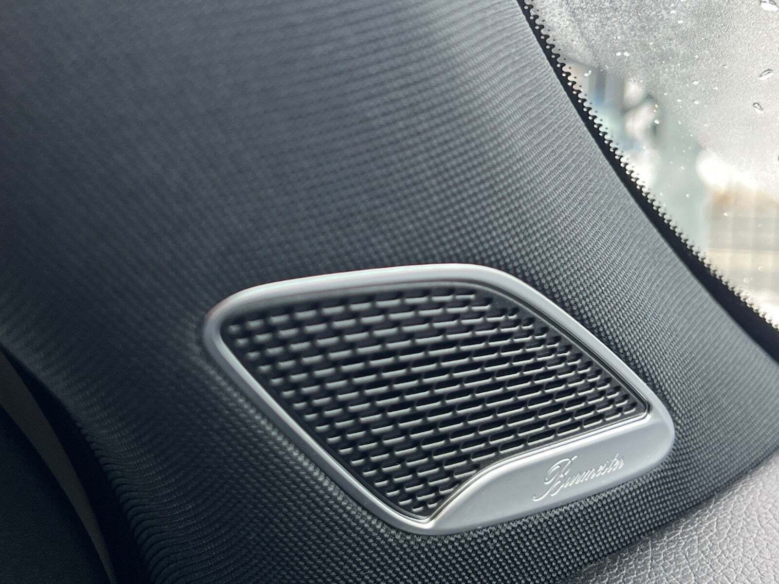 Hvid Mercedes EQB250 fra 2023