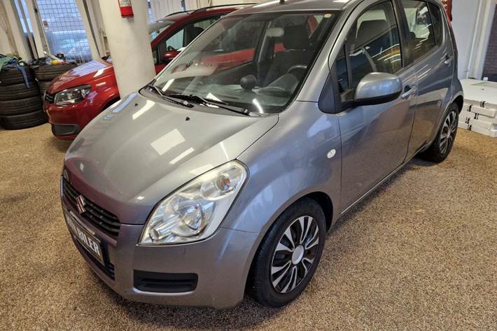 Grå Suzuki Splash fra 2011 set udefra