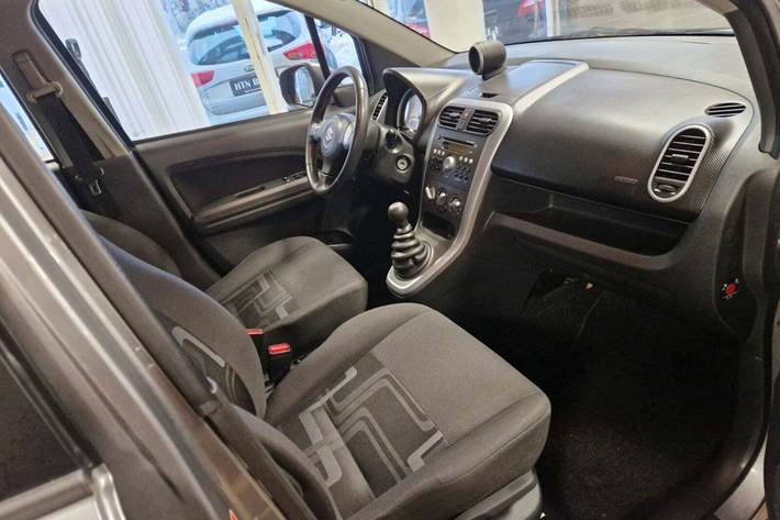 Grå Suzuki Splash fra 2011