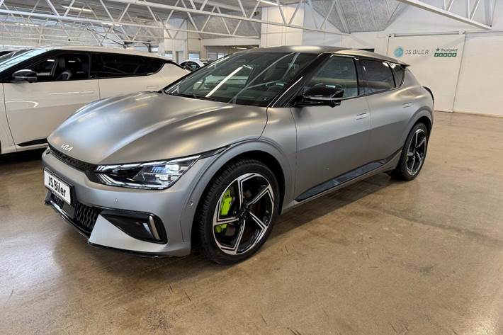 Grå Kia EV6 fra 2024 set udefra