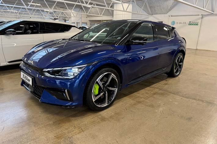 Blå Kia EV6 fra 2024 set udefra