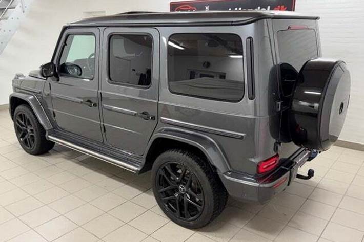 Grå Mercedes G400 d fra 2023 set udefra
