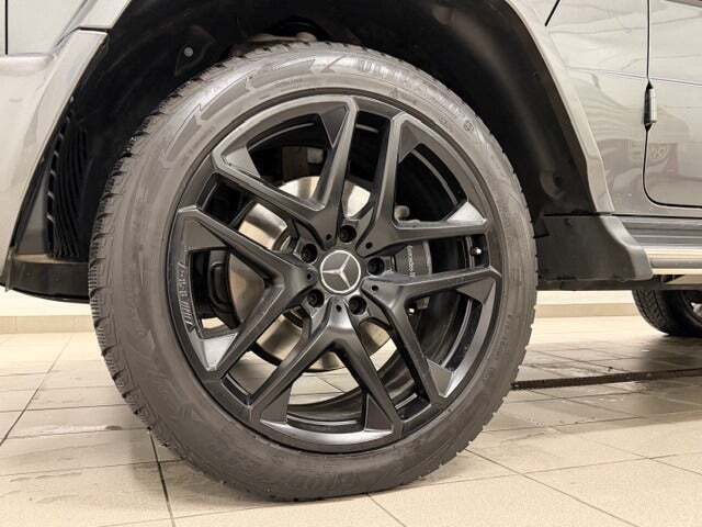 Grå Mercedes G400 d fra 2023