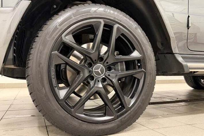 Grå Mercedes G400 d fra 2023