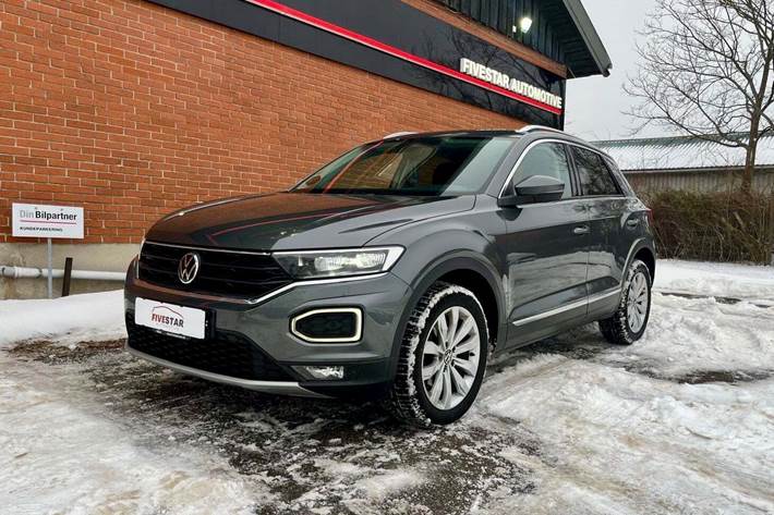Grå VW T-Roc fra 2022 set udefra
