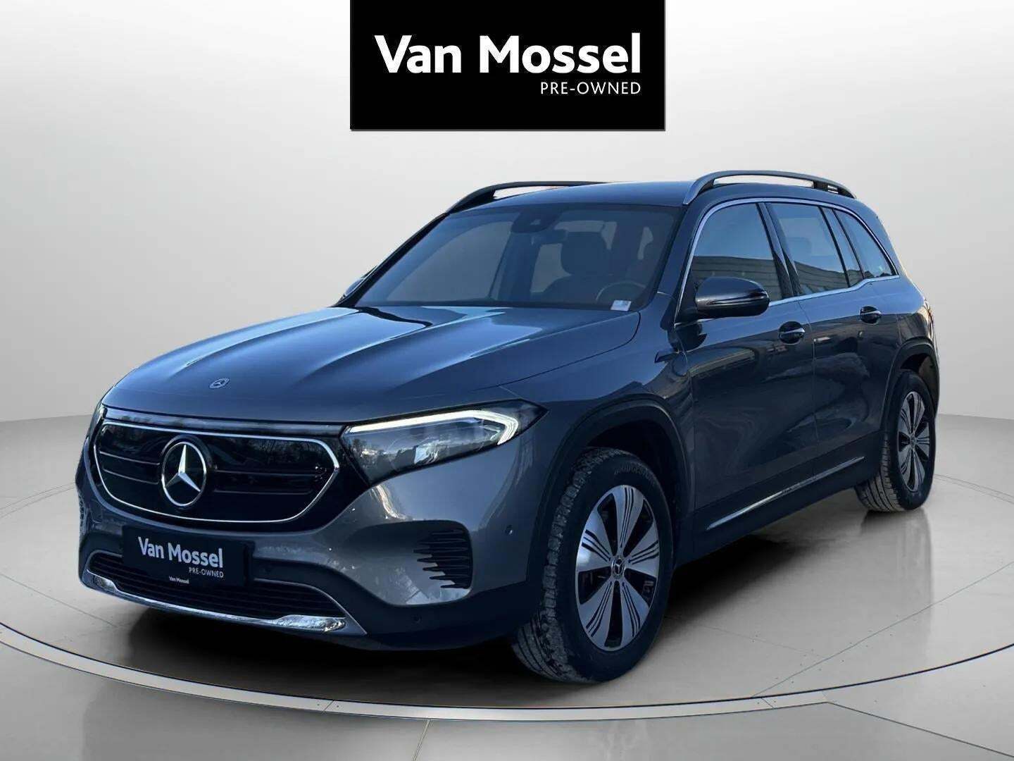 Grå Mercedes EQB300 fra 2022 set udefra