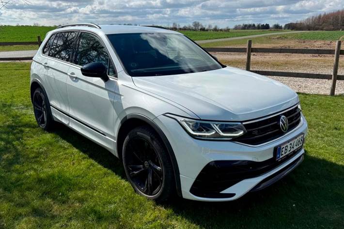 Hvid VW Tiguan fra 2022 set udefra