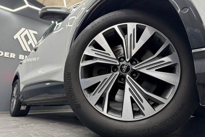 Hvid Audi Q4 e-tron fra 2023