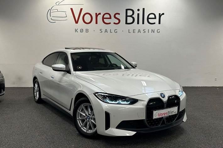 Hvid BMW i4 fra 2023 set udefra