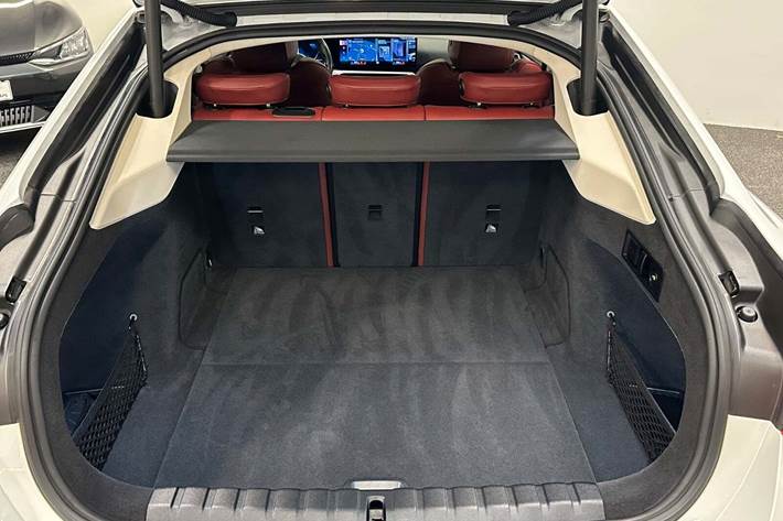 Hvid BMW i4 fra 2023