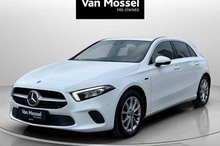 Hvid Mercedes A250 e fra 2020 set udefra