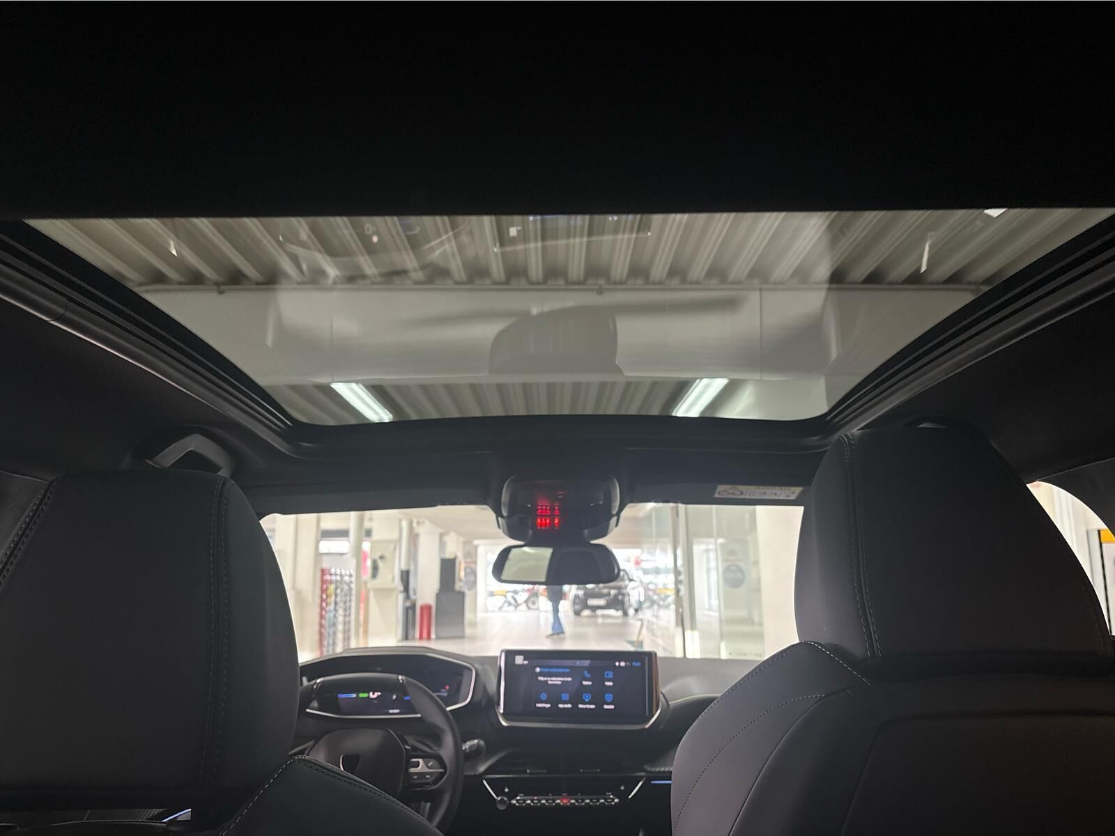 Hvid Peugeot e-208 fra 2025