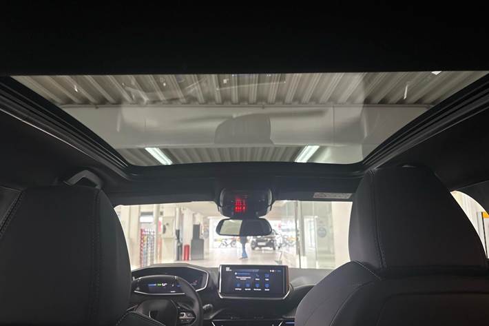 Hvid Peugeot e-208 fra 2025