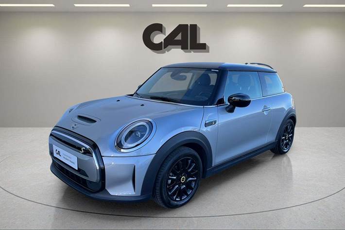 Sølv Mini Cooper SE fra 2023 set udefra