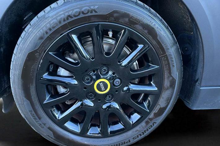 Sølv Mini Cooper SE fra 2023