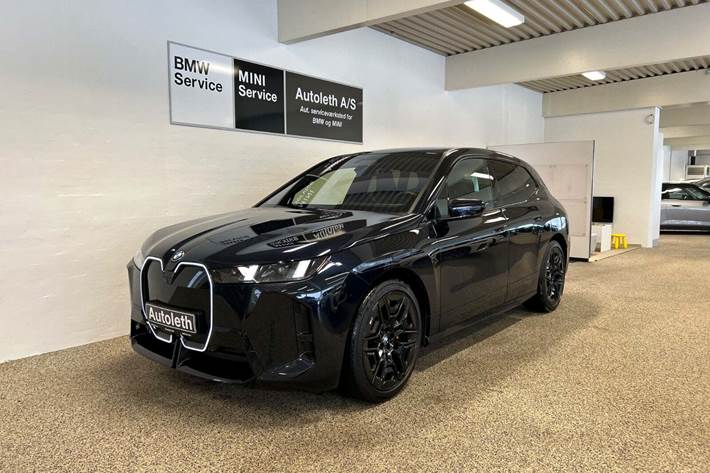 Sort BMW iX fra 2025 set udefra