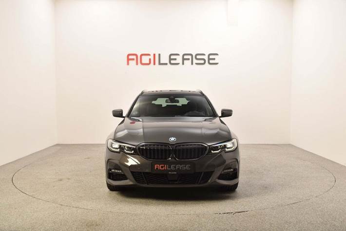 Grå BMW 330e fra 2021