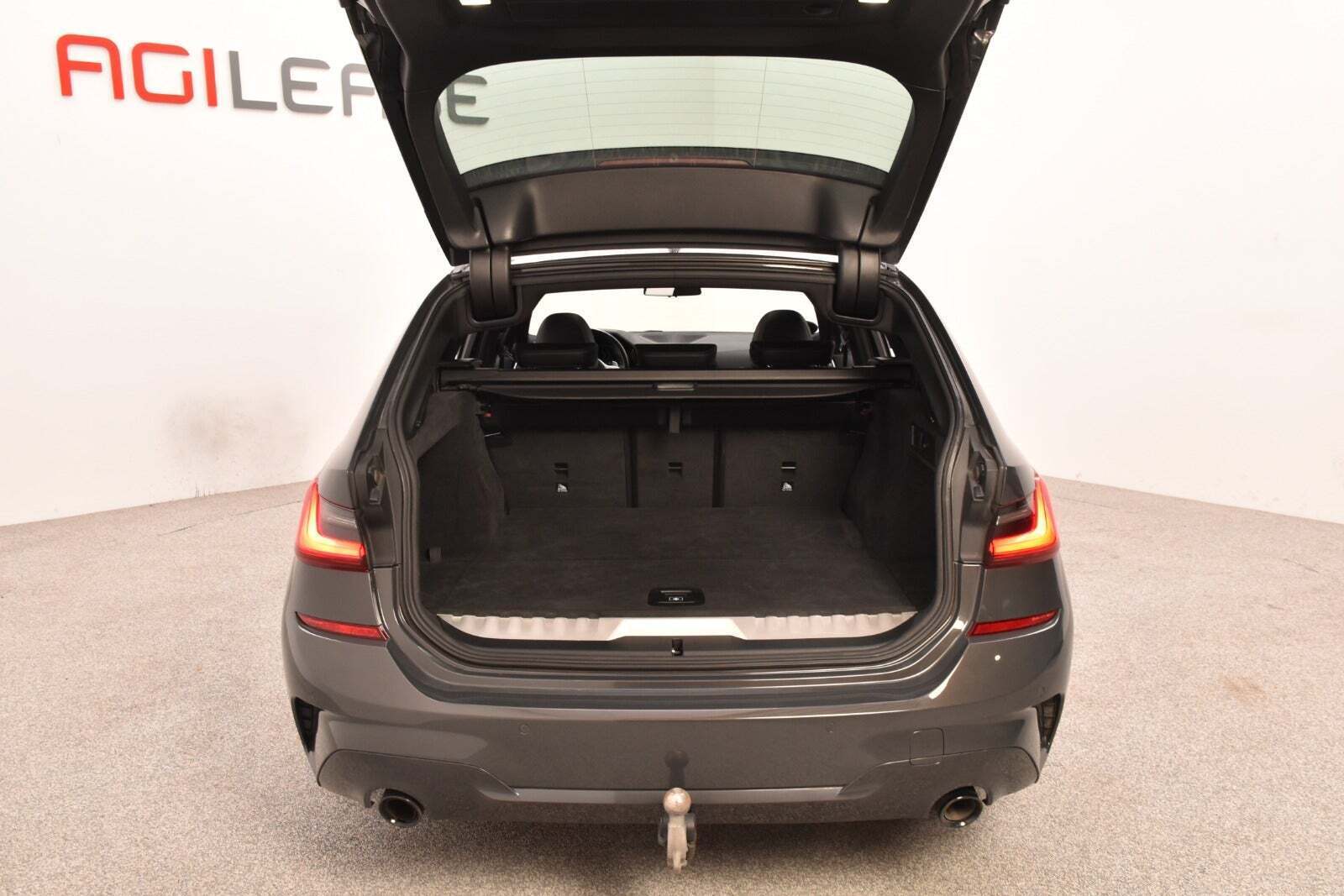 Grå BMW 330e fra 2021