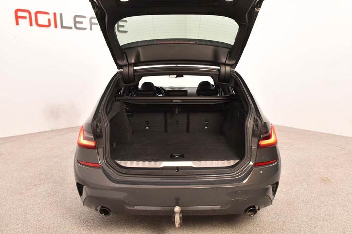 Grå BMW 330e fra 2021