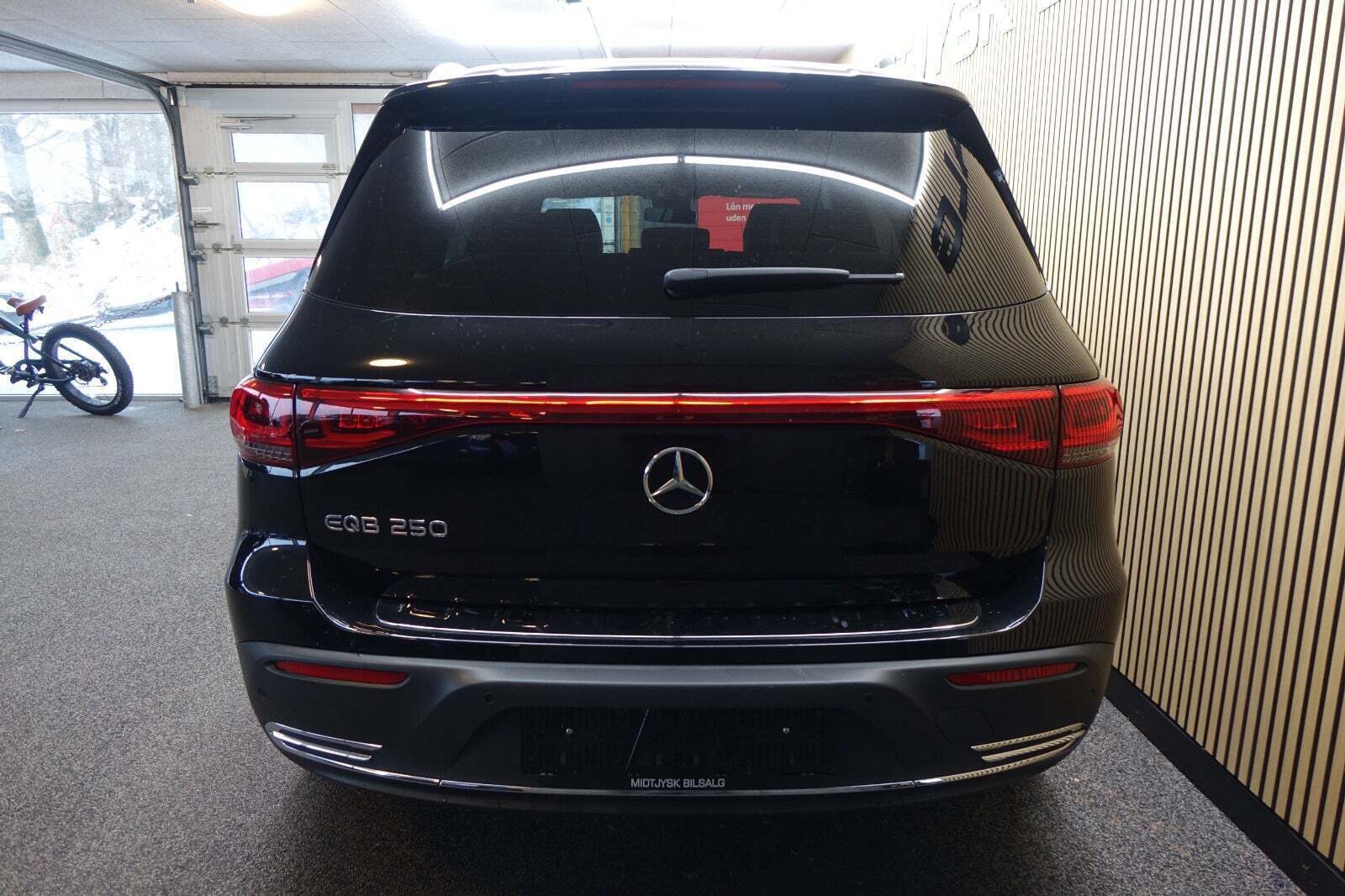 Sort Mercedes EQB250 fra 2024