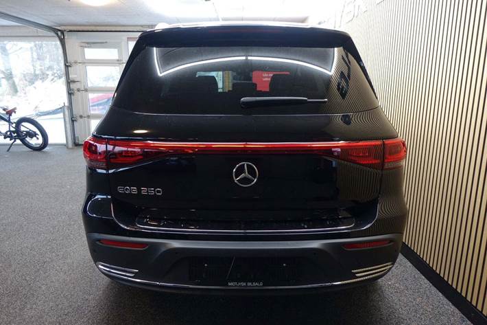 Sort Mercedes EQB250 fra 2024