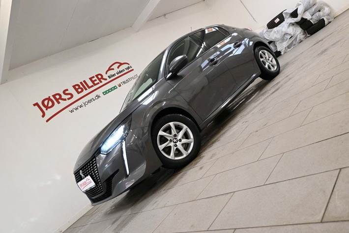 Grå Peugeot 208 fra 2021 set udefra